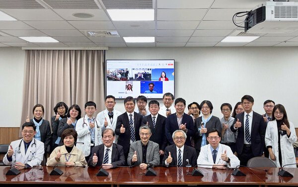 CMUH’s AMAM Stage 7 team and certification committee members. Front row: Dr. Der-Yang Cho, Superintendent of CMUH (third from left), Dr. Li-Hui Yang, Vice Superintendent of Administration (second from left), Dr. Chuen-Liang Chen, Vice Superintendent of In