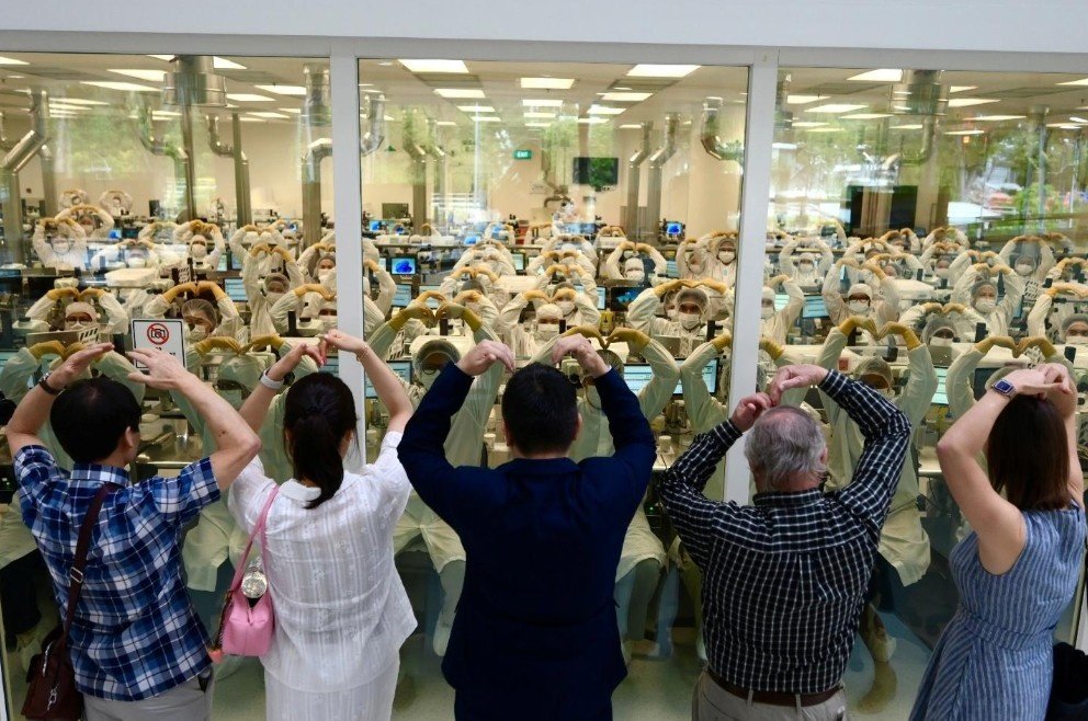Edwards Lifesciences patients connect with the employees behind their heart valves, bringing together the people whose lives have been changed with those whose work helps make it possible.
